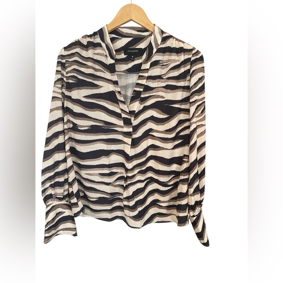 Banana Republic Tops - Banana Republic size Medium Women’s Zebra Print Blouse/V-Neck/cream & Black